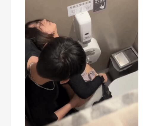 ❤️极品反差婊❤️小美人微醺过后，与男友急不可耐在厕所就艹了起来，太爽了，没几下就射了，简直就是个秒男呀！