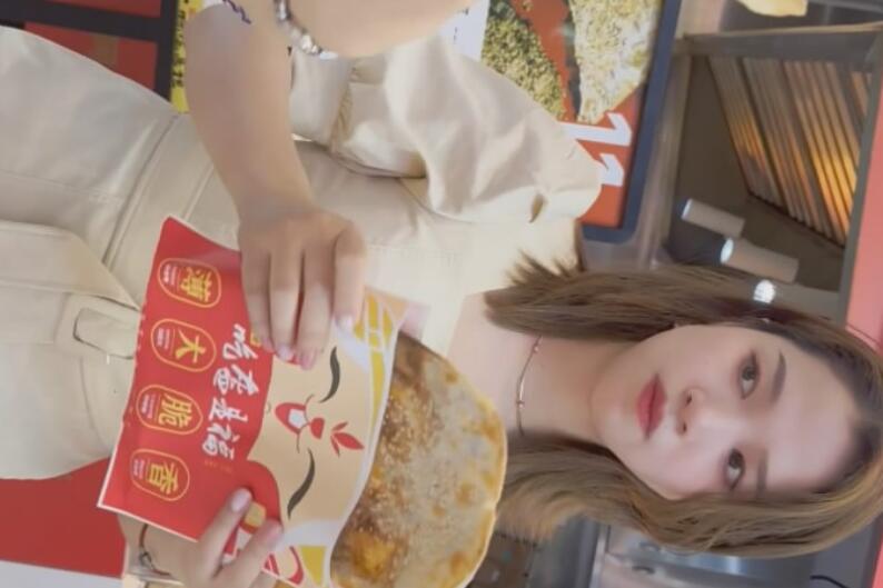 大神KFC美食广场尾随拍❤️长裙靓女和闺蜜买小吃光腿性感镂空丁字裤露出黑乎乎的毛