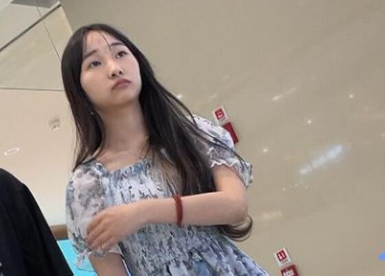 【KKCD㊙️】3230-3231-拍小姐姐被她发现了撞到腿直接溜了