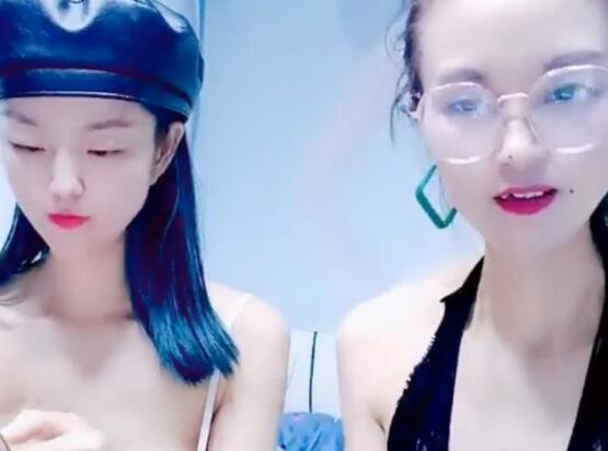 ❤️√ 妈妈带着骚女儿一起大秀，全程露脸黑丝情趣双头道具，性感