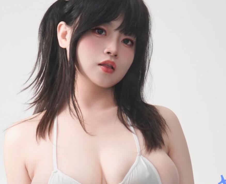 ♏Coser精品♏新晋肥臀巨乳萌妹毛毛帽 居家牛仔裤套图+花絮
