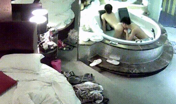 贵在真实，主题酒店全景拍，小情侣激情造爱，身材苗条小美女被各种啪