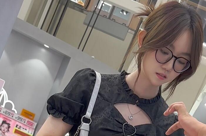 【KFC】长裙学生妹逛街被推销。被硬控不好意思离开趁机CD