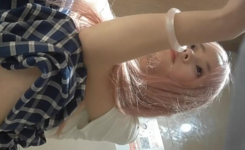 六月最新流出酒吧拍❤️小姐尿尿妹子嘴裏叼着個啥玩意會發光