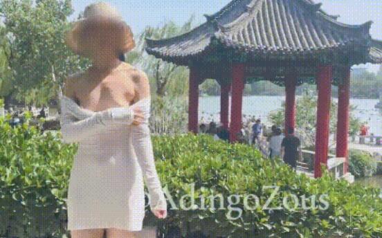 極限戶外露出挑戰『ZousAdingo』性感人妻尤物 滿處是人的公園大膽全裸露出