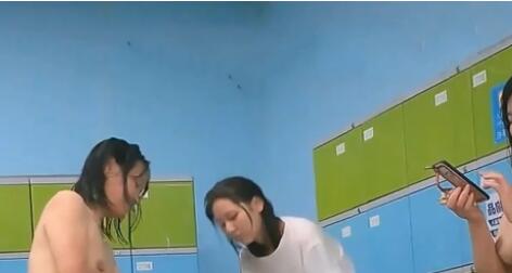 贵在真实，身临其境，游泳馆女士区内部春色曝光，大奶丰腴少妇