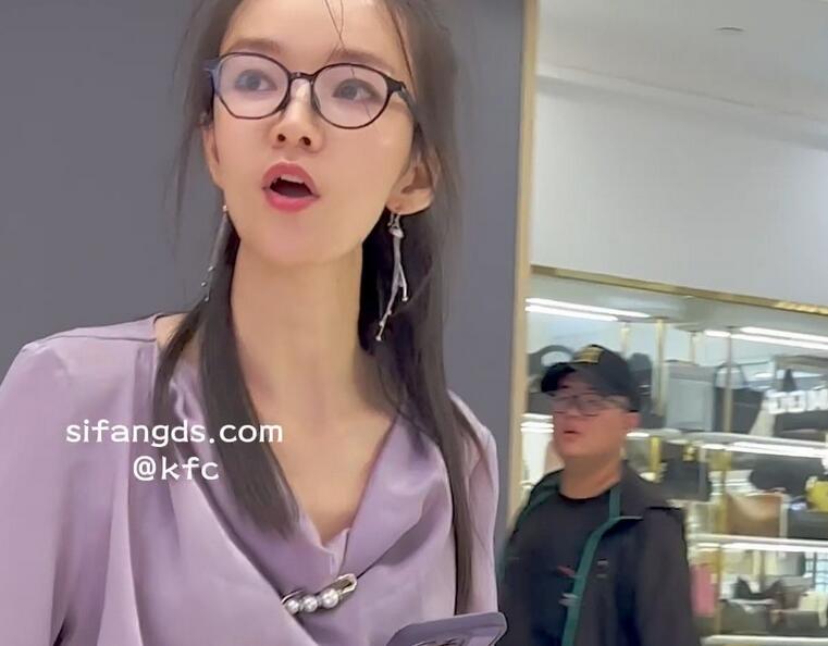 【KFC】腿很直的眼镜少妇买小吃。短裙肉色丝袜半透内内