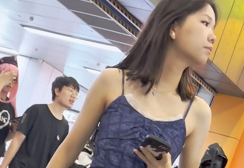 【KFC】身材不错的学生妹逛街。娃娃脸翘起腿给看粉色窄内