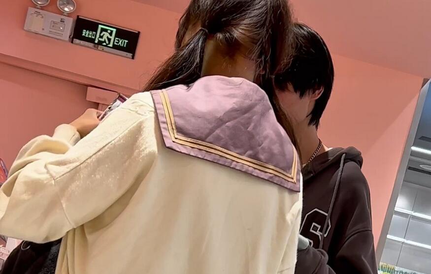【KFC】制服JK學生妹和男友深夜逛街。短裙騷窄内滿臉幸福