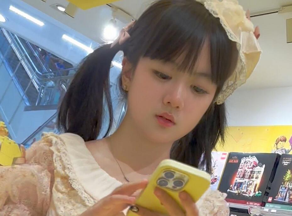 【KFC】洛麗塔萌妹和男友逛街·低角度超清CD·白色内内B處微黃