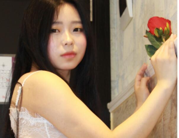 ❤️鳳鳥可愛小模特【妍菲】大尺度露三點