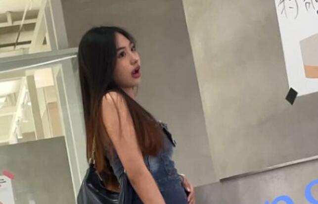 ⭐⭐【KKCD㊙️】3303-牛仔包臀裙女大搔首弄姿表情非常欠日
