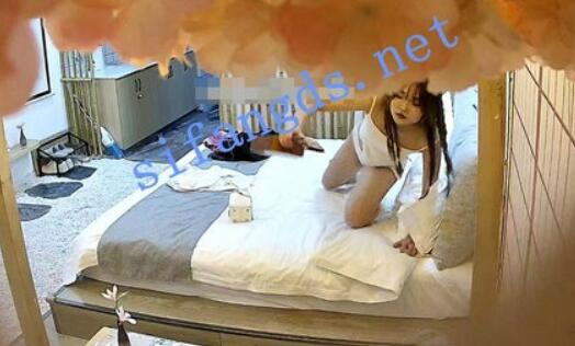 ♦️藝術系女孩提前到房間換上性感白襪