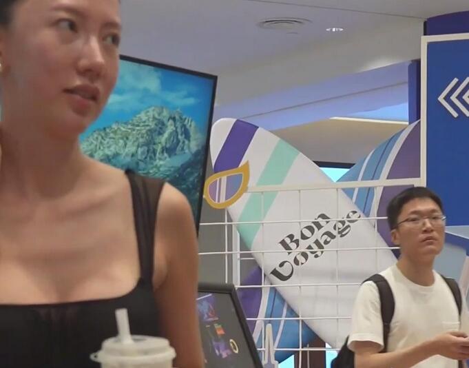 (BC-AA-483)背後紋着龍的低胸裙騷貨..逛街捂裙子怕露出騷丁