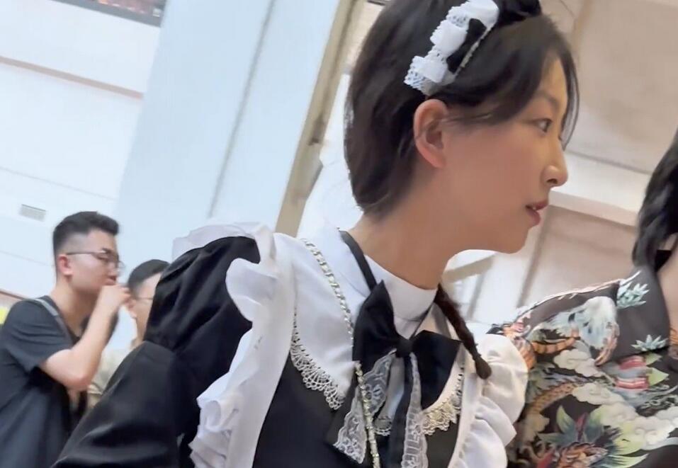 【KFC】女仆裝清純學生妹配紋身哥·超薄黑絲白内尿黃一片