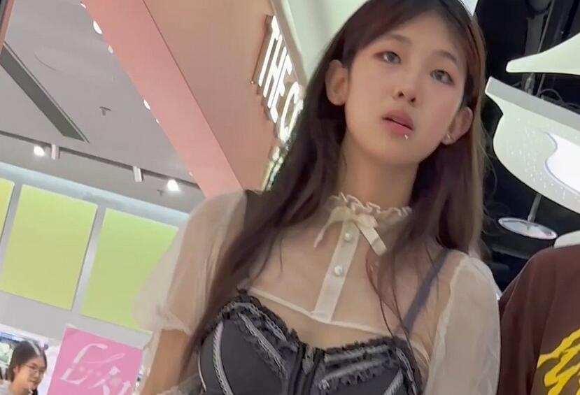 【KFC】學生妹在商店讓男友買洛麗塔。超短裙白色内前後CD