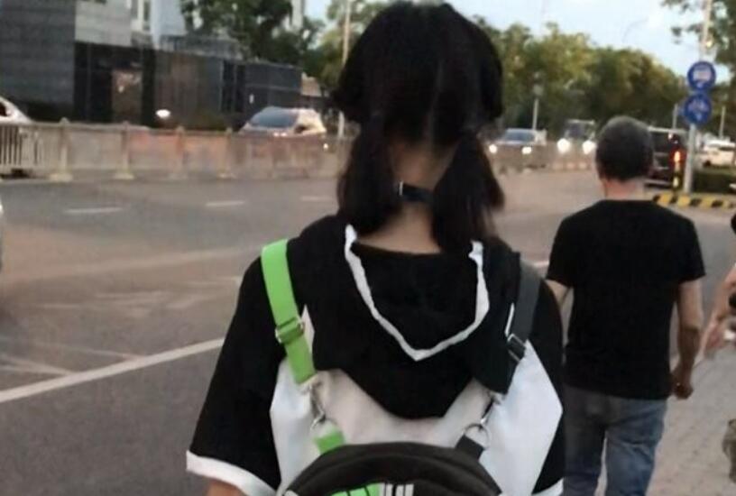 開閃抄底可愛雙馬尾學妹