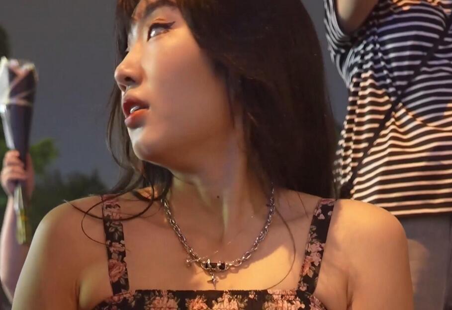 (BC-AA-495)吊帶花裙美女景點拍照..跟拍窄内屁股黑了一大塊