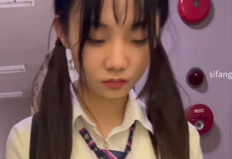 【日産精選】040牛B大神居民電梯12次抄底反差學生妹