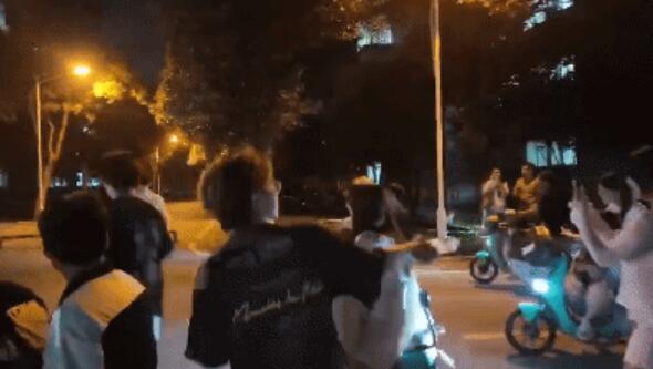 湖北X濟學院一對男女經常戶外露出，被學生圍觀，群衆氣急敗壞砸人家車子，太炸裂了，年輕人真會玩。