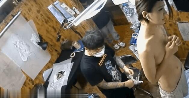 【破解攝像頭】紋身師給裸體美女紋身氣氛很暧昧