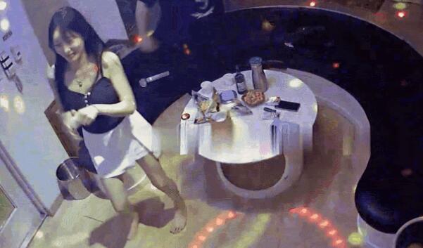 【IP攝像頭】KTV裏騷年瘋狂跳舞給男伴蹲下口
