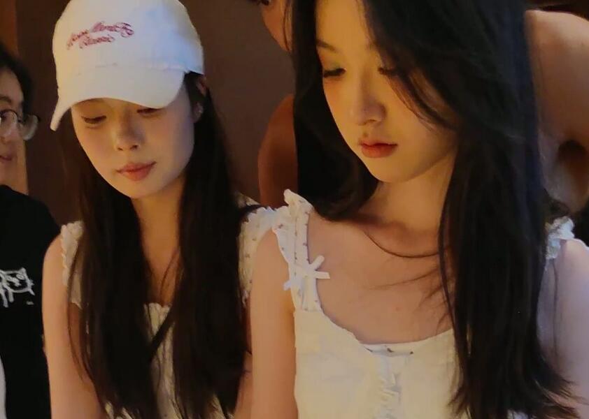 【CSCD】白色連衣裙極品清純美女和朋友們出來逛街
