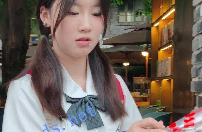 【CSCD】JK女大學生和同學出來旅遊打卡景點，白色内