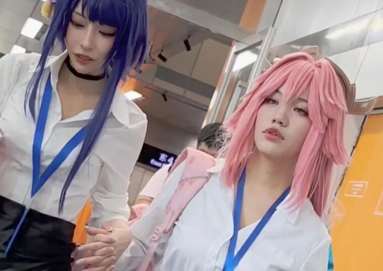 【KFC】超短裙COSER·裙子太短·平視就能看見黑絲襪白内露出