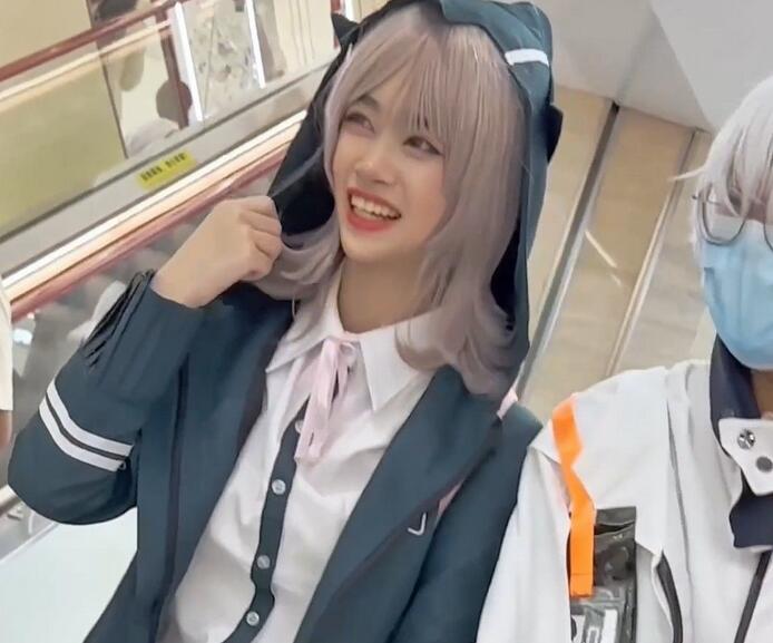 【KFC】短裙學生妹和同學逛街·累了坐在地上給你看可愛内内