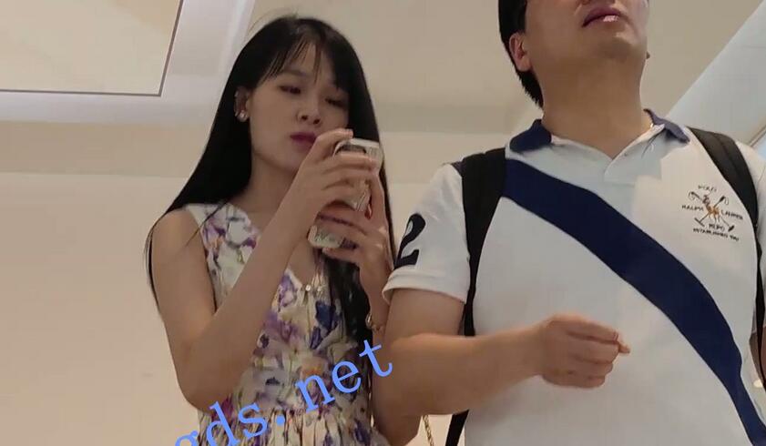 【CSCD】印花连衣裙美女和男朋友逛街，黑色窄内