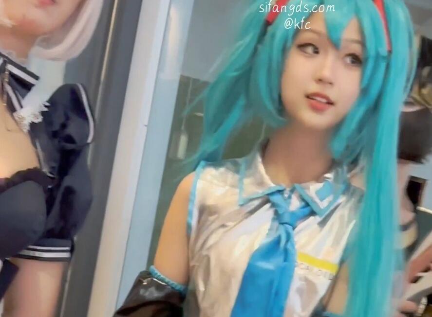 【KFC】可愛萌妹COS初音未來·太可愛被攝影師各種拍·白色内