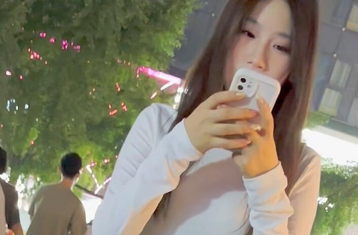 【KFC】超短裙靓女和閨蜜逛街。平視就能看見翹臀騷白内