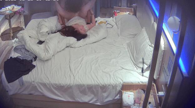 ❤️√ 白皙碎花裙女主被红毛男友弄沙发上操(二）男的像永动机日夜操后面抱起来悬空操哭了哄了好久