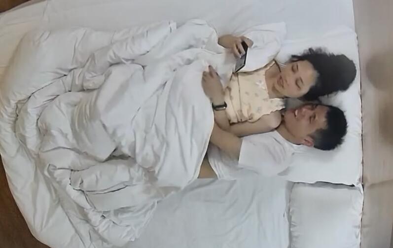 安防酒店近视角❤️丸子头少妇偷情年轻小伙一边看黄片一边操弄得她好爽高清无水印版